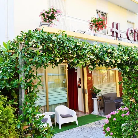 In Guest - New Cirene Quadruple بيت ضيافة *